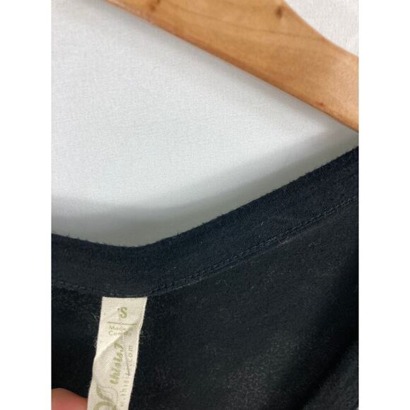 This is J V neck Floral bamboo top Size Small - Picture 3 of 5